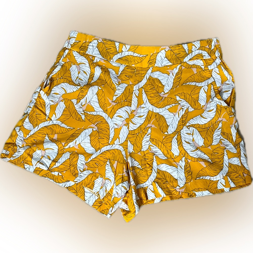 Nine West yellow and white botanical pattern shorts Size Med women’s w/ pockets